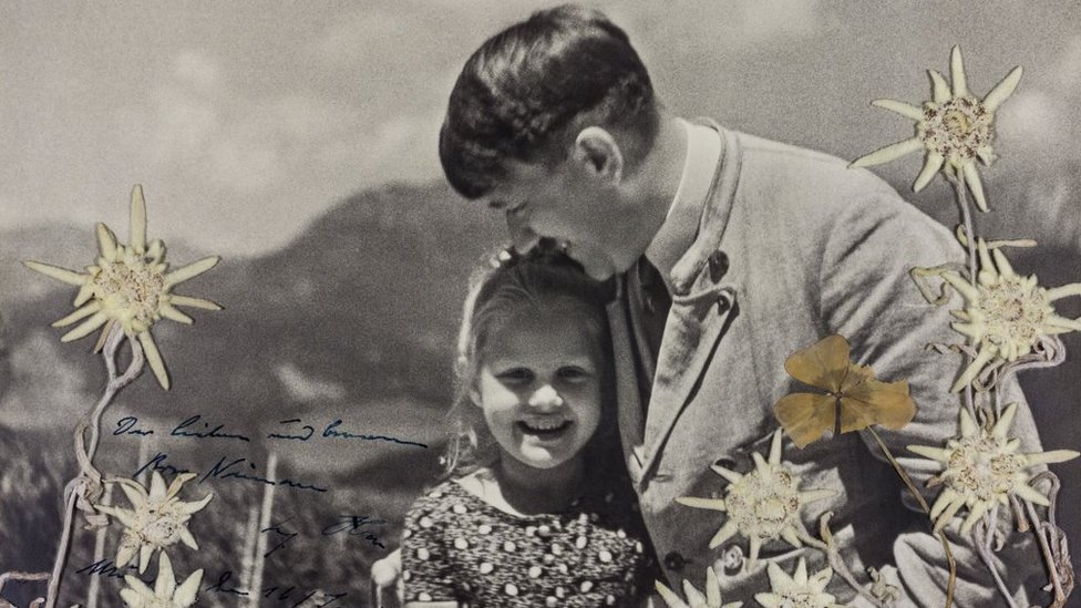 Adolf Hitler abraza a Rosa Bernile Nienau en una foto firmada.