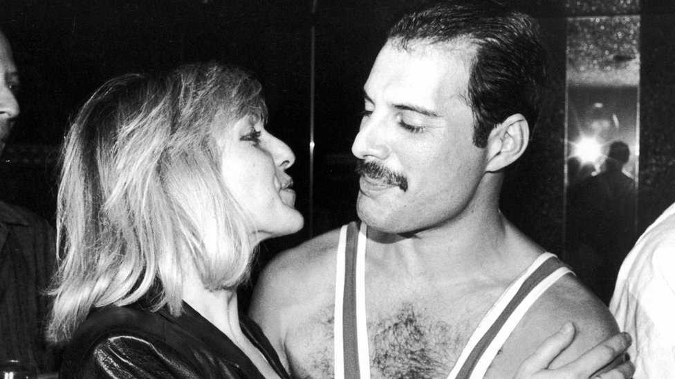 Mary Austin y Freddie Mercury durante el cumpleaños 38 de Mercury en Londres, en 1984.