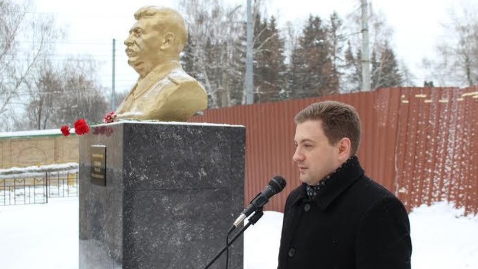 Георгий Каменев у бюста Сталина на мероприятии, посвященном объявлению «года Сталина»