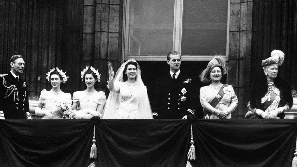 العائلة المالكة في شرفة قصر باكينغهام بعد زفاف الأميرة إليزابيث والأمير فيليب
