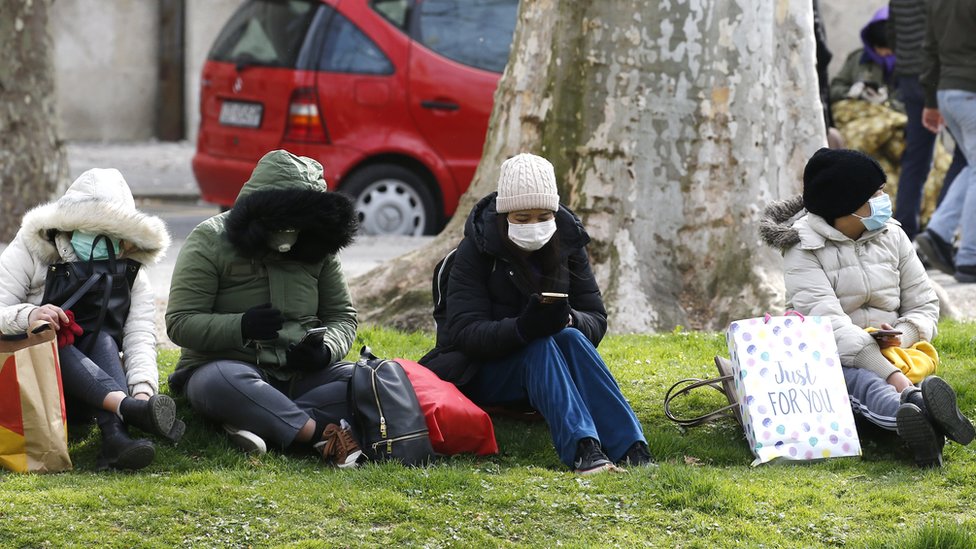 Сидя на улице, хорваты носят маски для лица