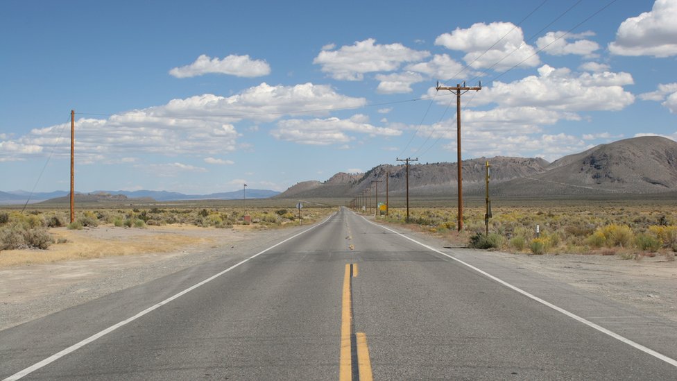 Carretera despejada en medio de un paisaje amplio