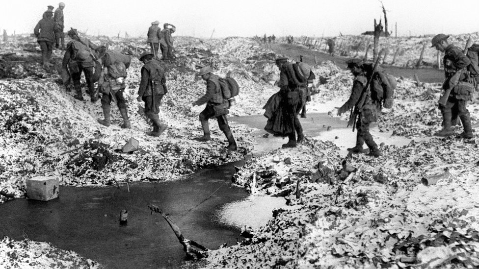 Британские солдаты преодолевают изрезанный снарядами зимний пейзаж вдоль реки Сомма в конце 1916 года после завершения наступления союзников