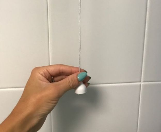 Cuerda para encender la luz en el baño