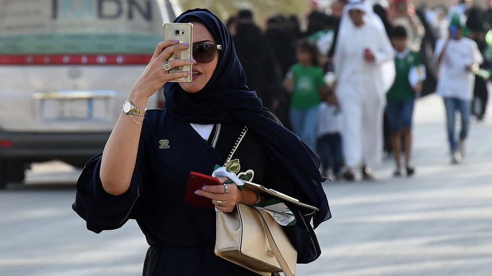(أرشيف) سُمح للسعوديات بحضور مباريات كرة القدم في الملاعب للمرة الأولى مستهل العام الماضي.