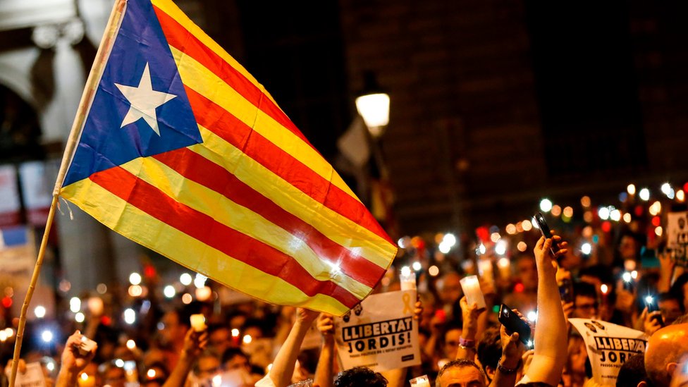 El martes se llevó a cabo en Barcelona una protesta con velas contra la detención de dos líderes separatistas. Protesta