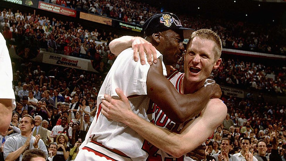Майкл Джордан и Стив Керр празднуют Chicago Bulls