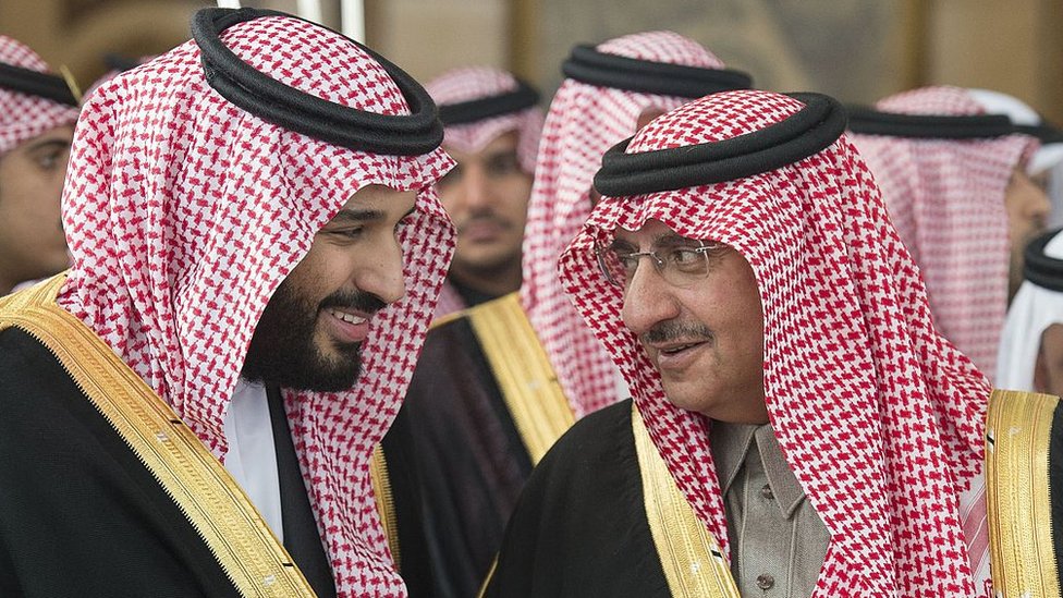 Saudi Arabia's Prince Mohammed bin Salman (L) and Prince Muhammad bin Nayef (R) attend a ceremony in Riyadh (14 December 2016)