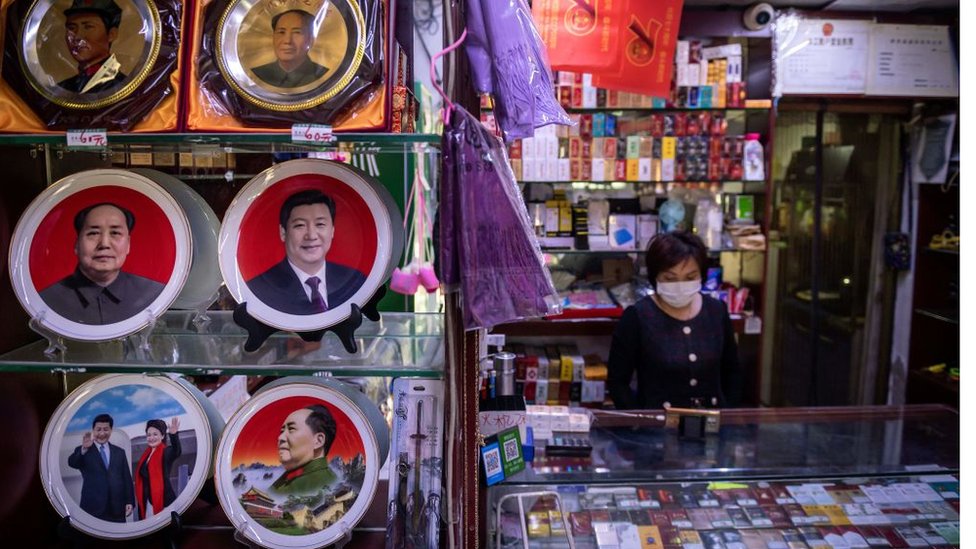 Выставка сувениров с выставленными тарелками с изображением президента Китая Си Цзиньпина и покойного лидера Коммунистической партии Мао Цзэдуна.