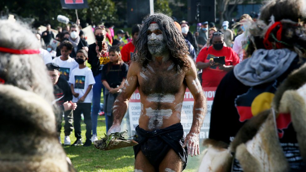 澳大利亞悉尼一群土著長老在一場呼籲停止黑人在押期間死亡問題的集會上舉行傳統煙熏祭儀（5/7/2020）