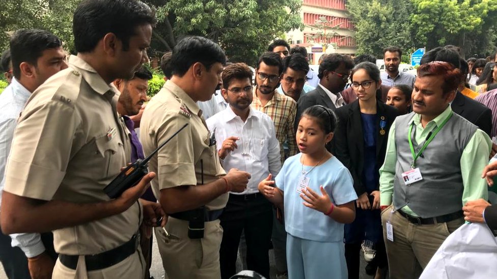Восьмилетняя Лициприя Кангуджам разговаривает с полицией, которая пытается помешать ей провести демонстрацию возле парламента Индии, 2019 г.