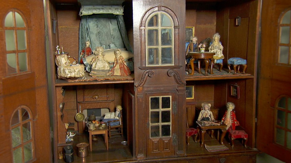 antique dolls house