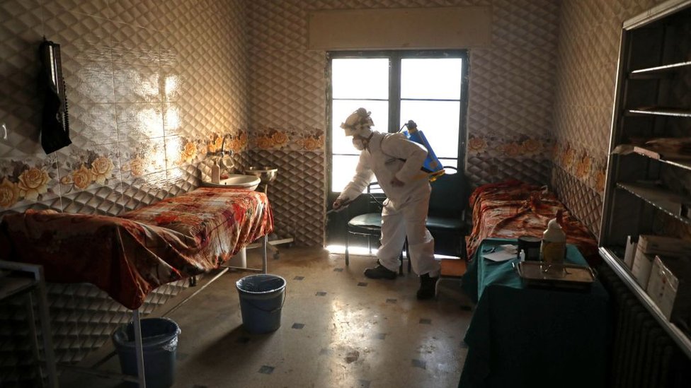 İdlib eyaletine bağlı Dana kasabasındaki bir hastane odası dezenfekte ediliyor