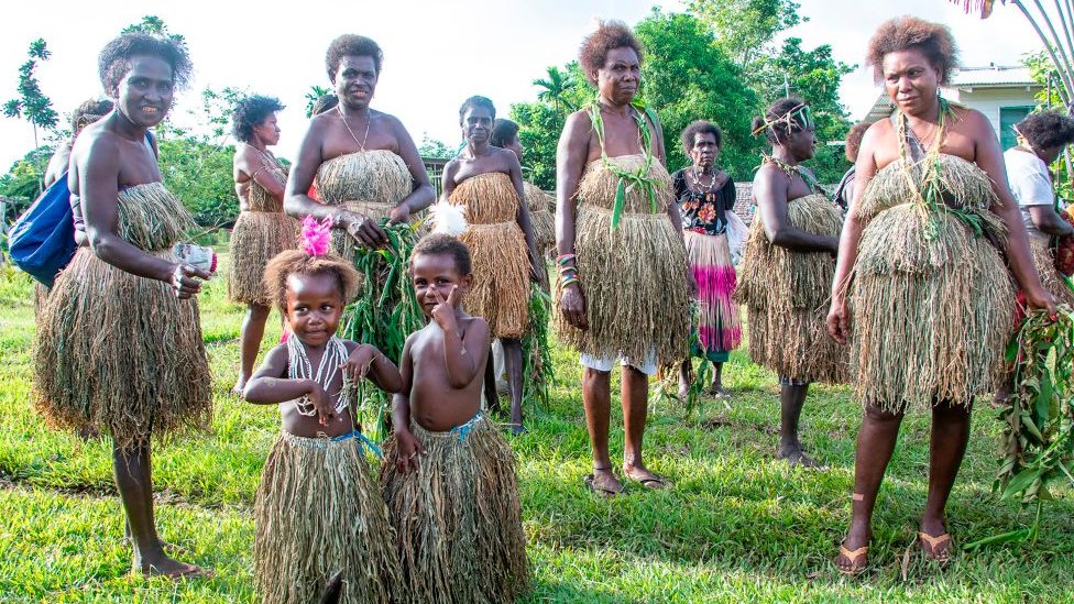 familias bougainville en ropa tradicional