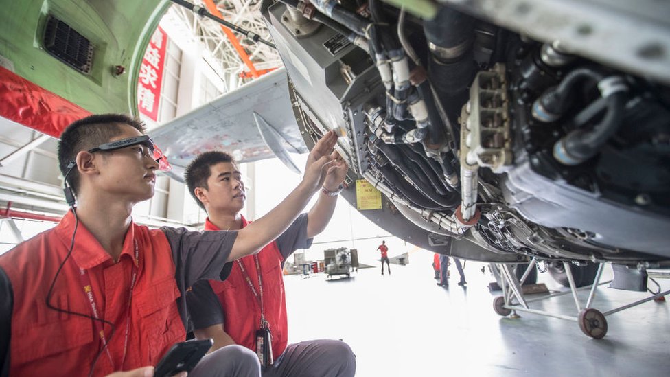 Un técnico revisa el motor del avión en Haikou, provincia china de Hainan.