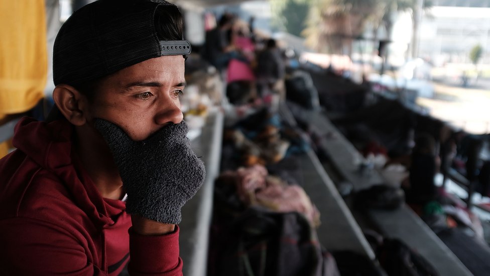 Migrante en el estadio de México.