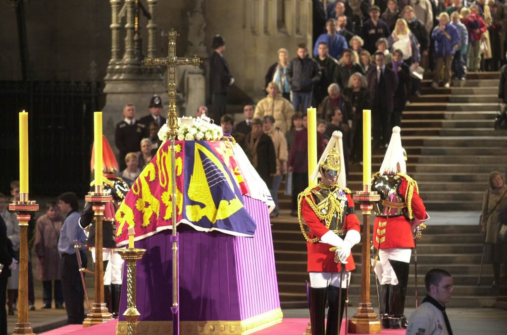 2002年4月8日，伊麗莎白王太后的靈柩停放西敏宮供民眾瞻仰。