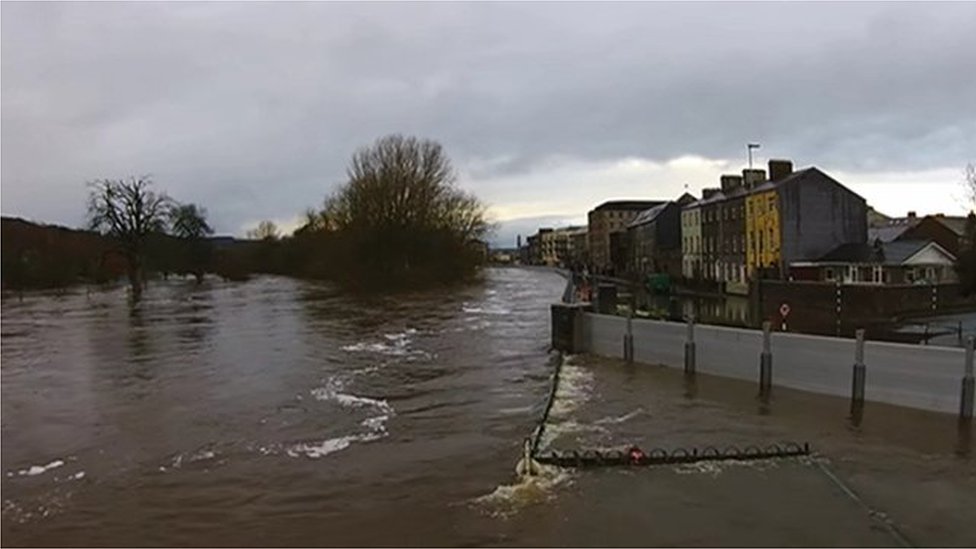 Уровень воды в реке Шур в настоящее время превышает 3,8 м и, как ожидается, будет расти и дальше