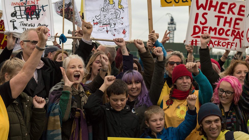 Модельер Вивьен Вествуд проводит кампанию с другими протестующими против гидроразрыва пласта