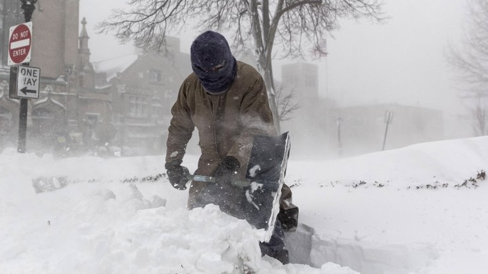 Este hombre en Buffalo, estado de Nueva York, luchó para despejar un pasaje de fuertes nevadas