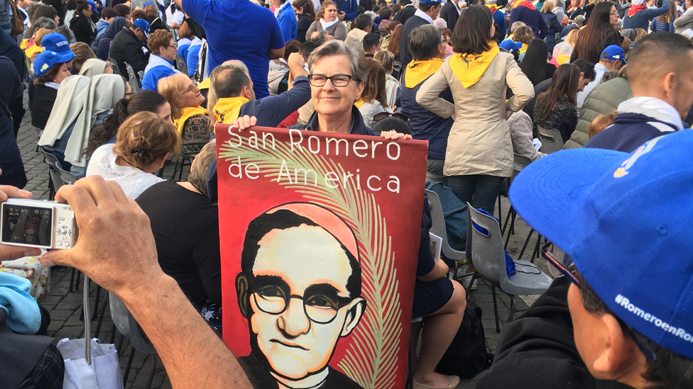 Persona con un cartel que reza "San Romero de América"