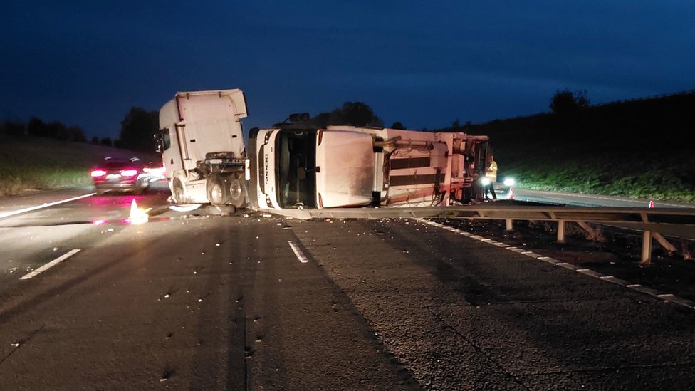 M40 reopens after lorry carrying dustbin truck crash near Banbury