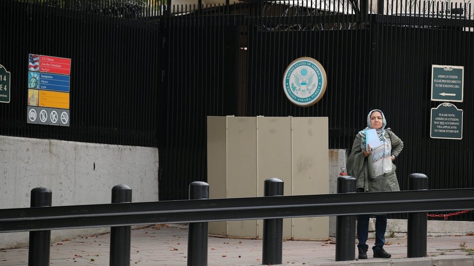Женщина ждет в посольстве США в Анкаре
