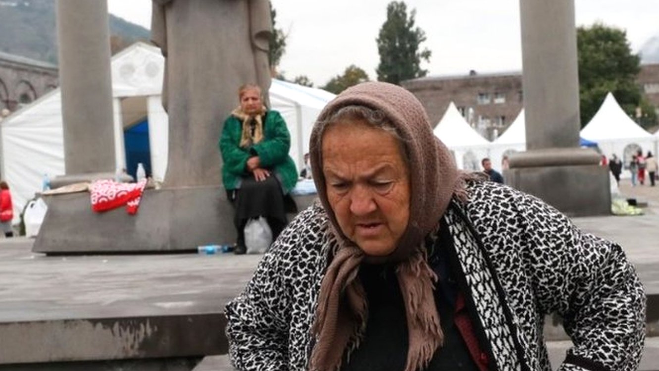 Nagorno-Karabakh: Armenia says 100,000 refugees flee region