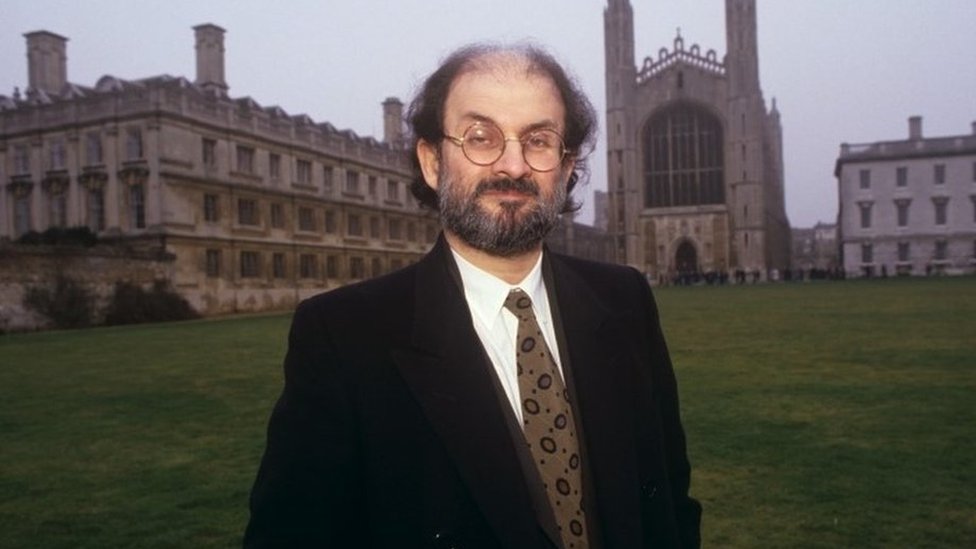 Salman Rushdie, di luar King's College di Cambridge pada 1993