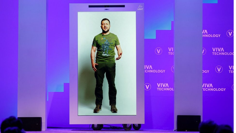 ألقى زيلينسكي خطاباً عبر الهواوغرام في مؤتمر Viva Technology المخصص للابتكار والشركات الناشئة، في مركز المعارض Porte de Versailles في باريس ، فرنسا في 16 يونيو/حزيران 2022.