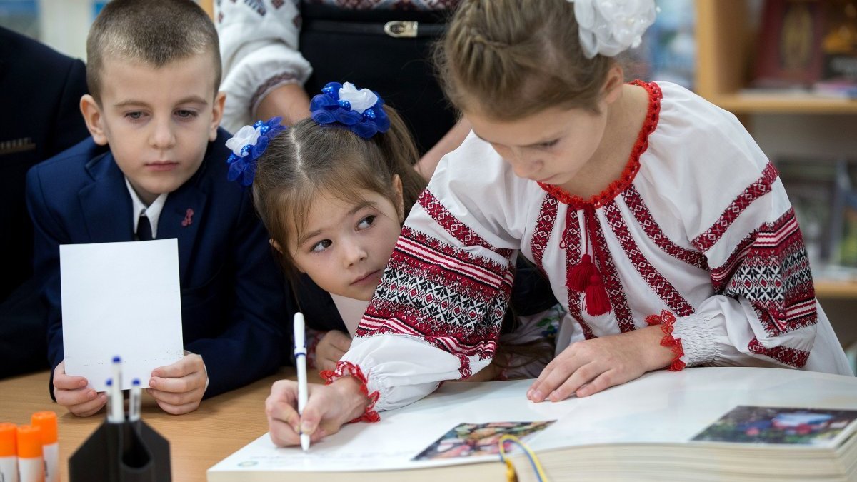 Украинская школа. Украина дети школа. Форма в школах Украины. Дети Киевской школы.