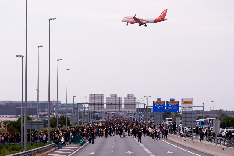 Manifestantes se dirigen al aeropuerto Manifestantes se dirigen al aeropuerto