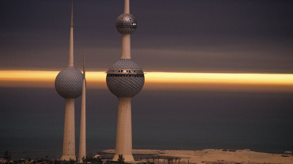 Пожары на нефтяных скважинах в кувейтской пустыне, которые бесконтрольно разгорались во время войны в Персидском заливе 1991 года, помогли создать странное настроение этой фотографии кувейтских башен.