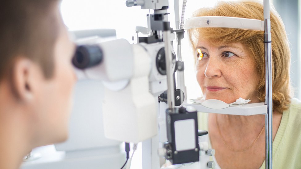 Los científicos creen que la dislexia se puede diagnosticar sólo con examinar los ojos. (Foto: GETTY/GILAXIA) Mujer en un examen ocular