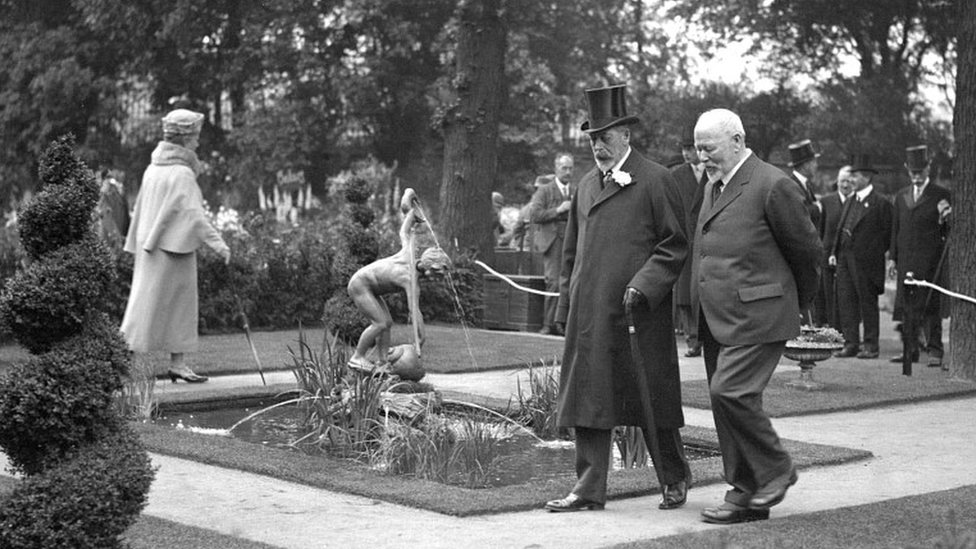 Король Георг V и королева Мария посещают Цветочное шоу в Челси в 1930 году