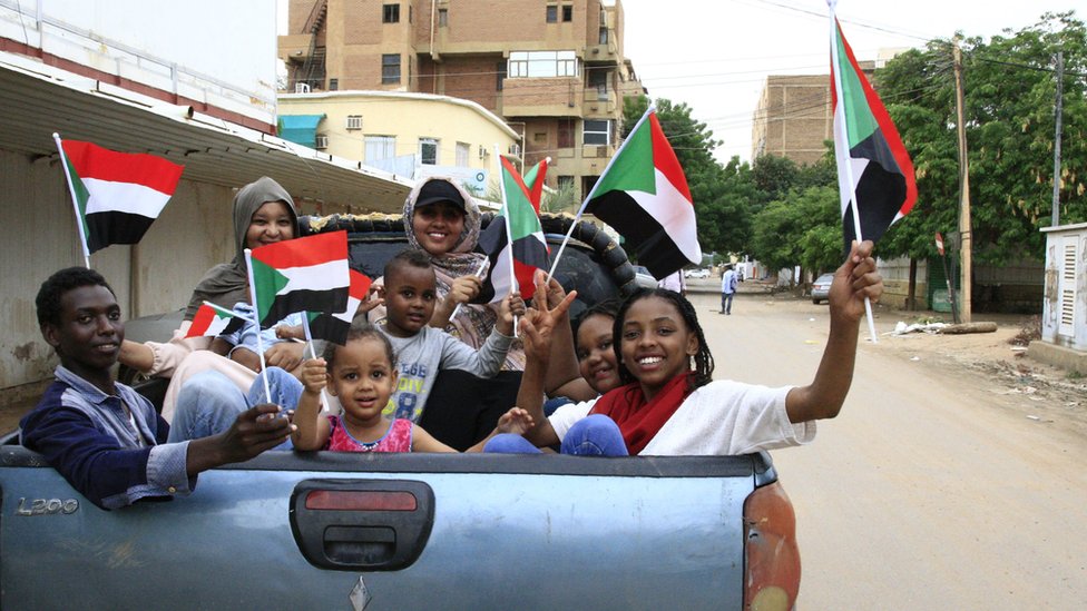 الانقلاب في السودان: ما هي الوثيقة الدستورية الحاوية على أسس الانتقال إلى الحكم المدني التي علق البرهان العمل بها 3 سوادنيون يحتفلون بتوقيع الوثيقة الدستورية