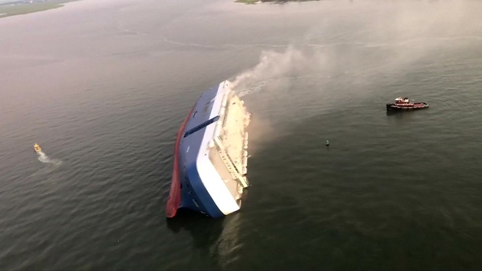 El barco Golden Ray volcado en el océano
