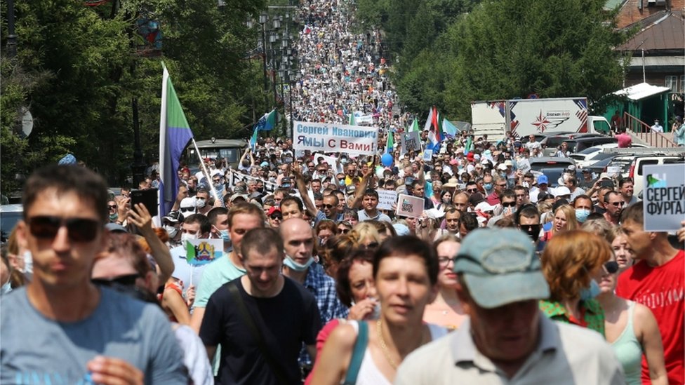 Люди протестуют против ареста губернатора Сергея Фургала в Хабаровске