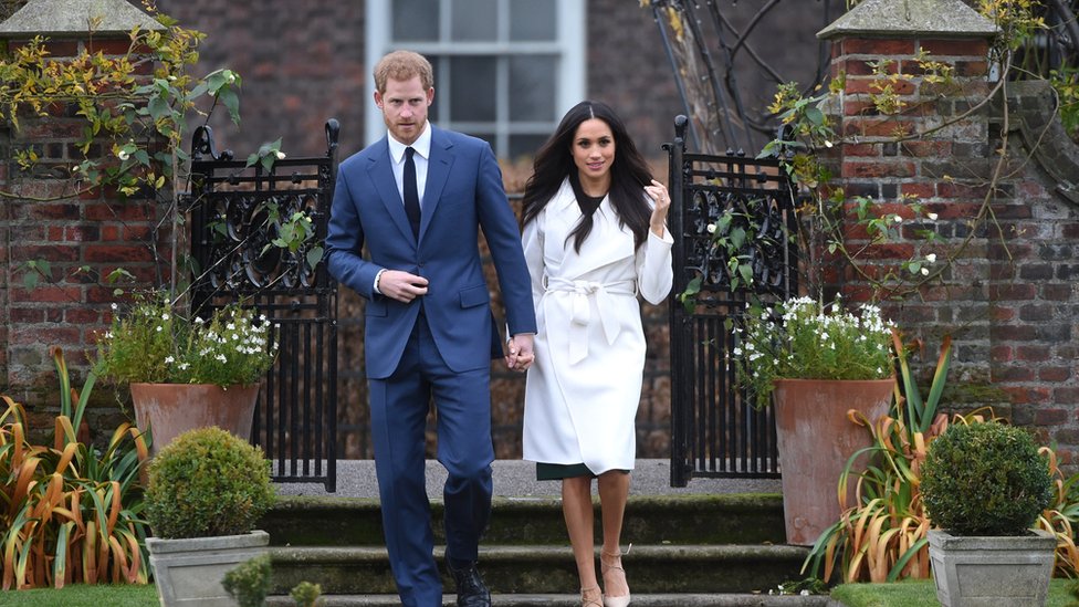 La pareja anunció que la boda será en la primavera de 2018. Prince Harry y Meghan Markle en los jardines del Palacio de Kensington, Londres.