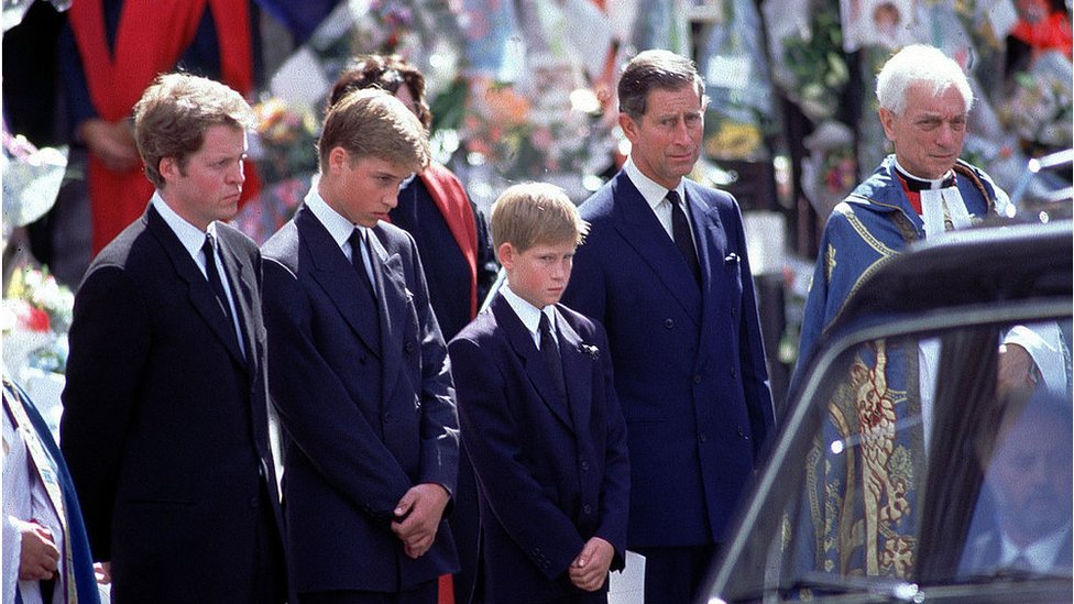 El rey Carlos III, el conde Spencer, el príncipe William y el príncipe Harry, veían pasar el féretro de la princesa Diana.