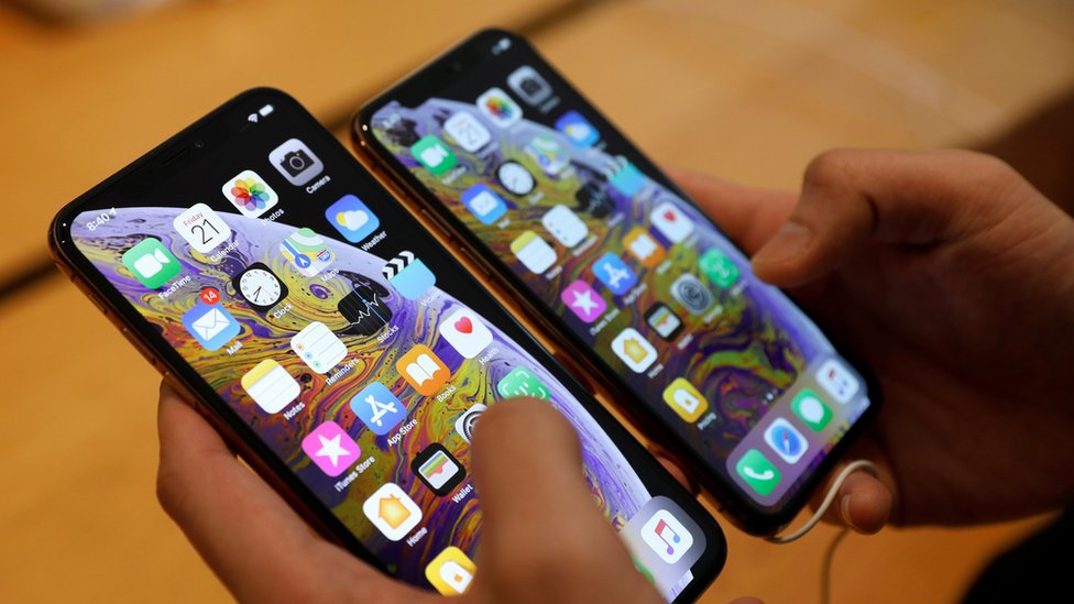 Un cliente compara un iPhone XS y un iPhone XS Max en una tienda Apple en Singapur, septiembre de 2018.