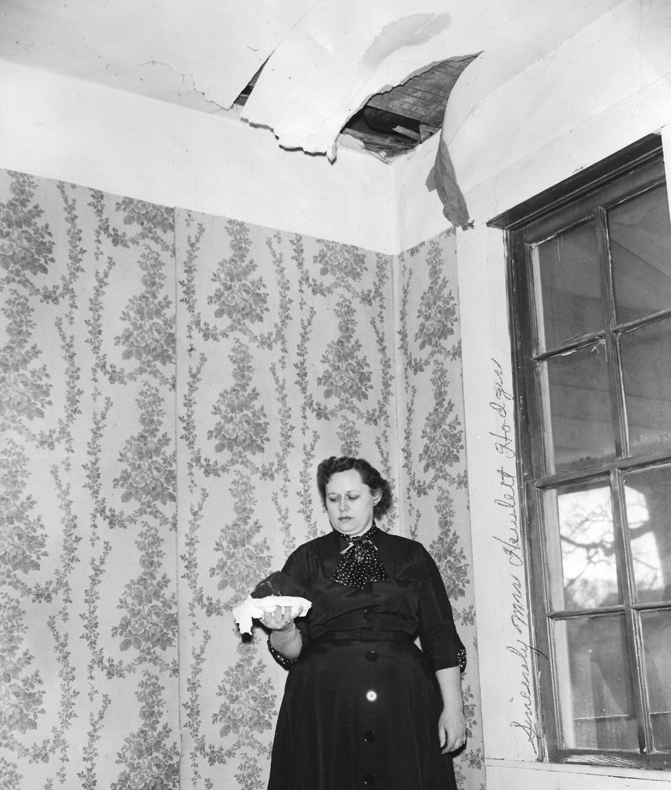 1954'te Alabama'da bir göktaşı Ann Hodges'ın çatısını delip oturma odasına girmiş, radyoya çarpıp üzerine sıçrayarak bedeninde morarmaya yol açmıştı.