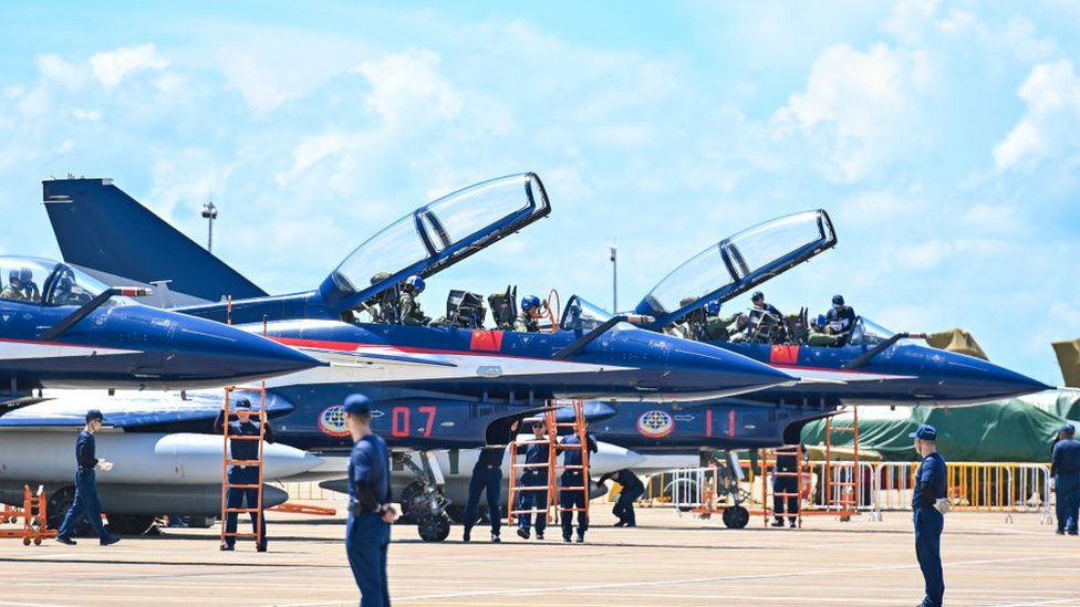 中國解放軍"八一"飛行隊戰鬥機在珠海中國航展上（中新社圖片22/9/2021）