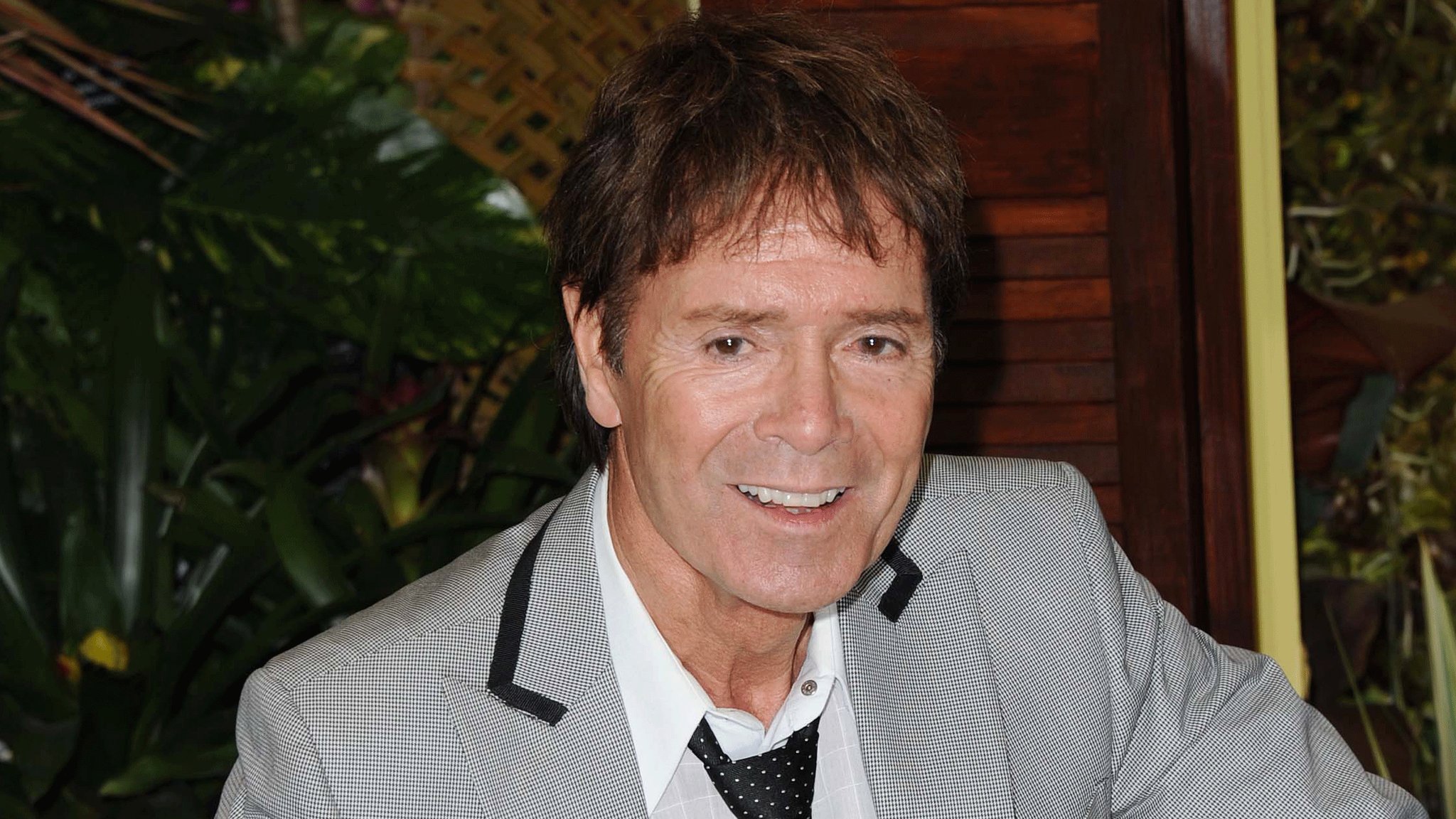 Sir Cliff's fears over ticket sales - BBC News