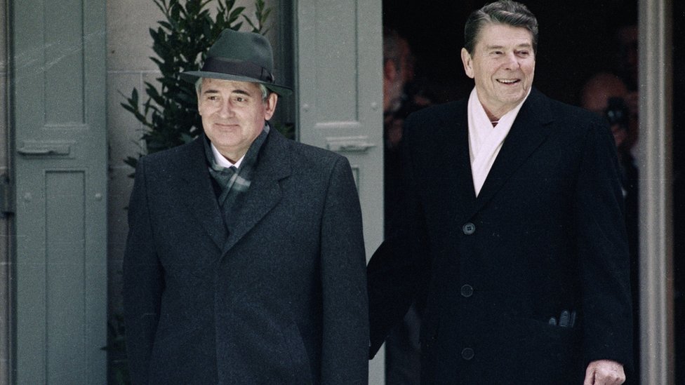 Mikhail Gorbachev and Ronald Reagan in November 1985