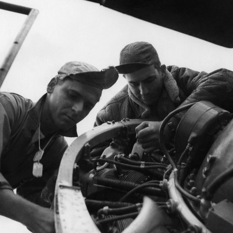 Технический сержант Лестер Рейфейс (слева) и сержант Джаспер «Джей Ди» Тейлор из 78-й истребительной группы ремонтируют P-47 Thunderbolt в Даксфорде, Кембриджшир.