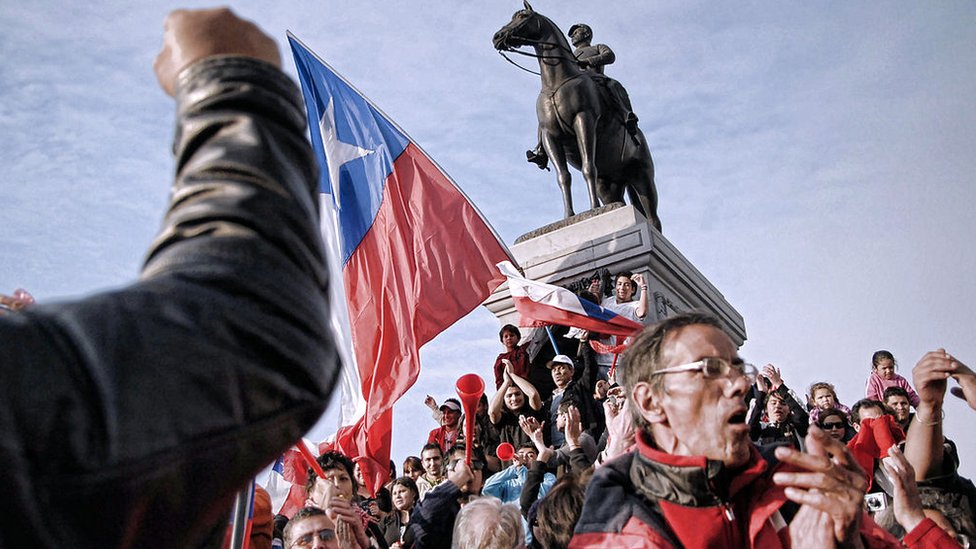 Chilenos celebrando en la capital, Santiago.