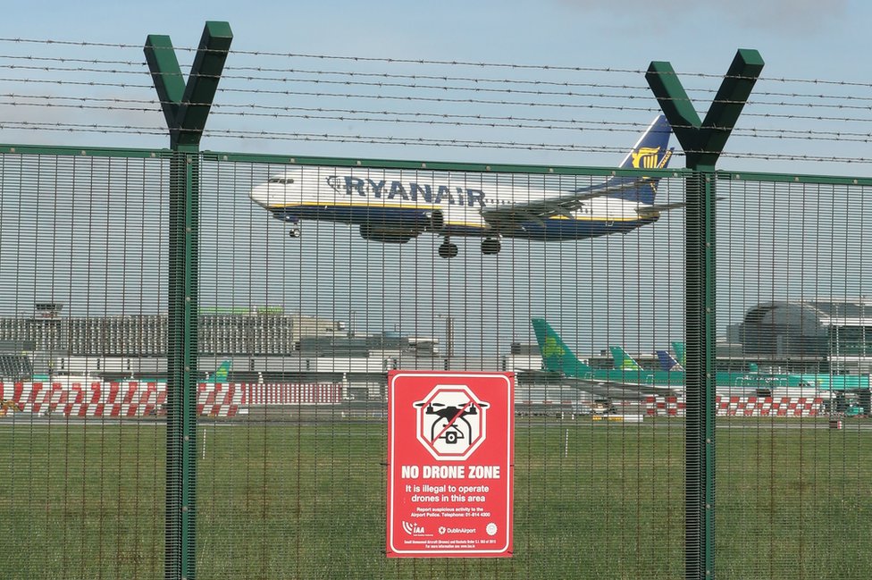 Самолет, летящий в аэропорт Дублина за забором с надписью: «Зона запрещена для дронов