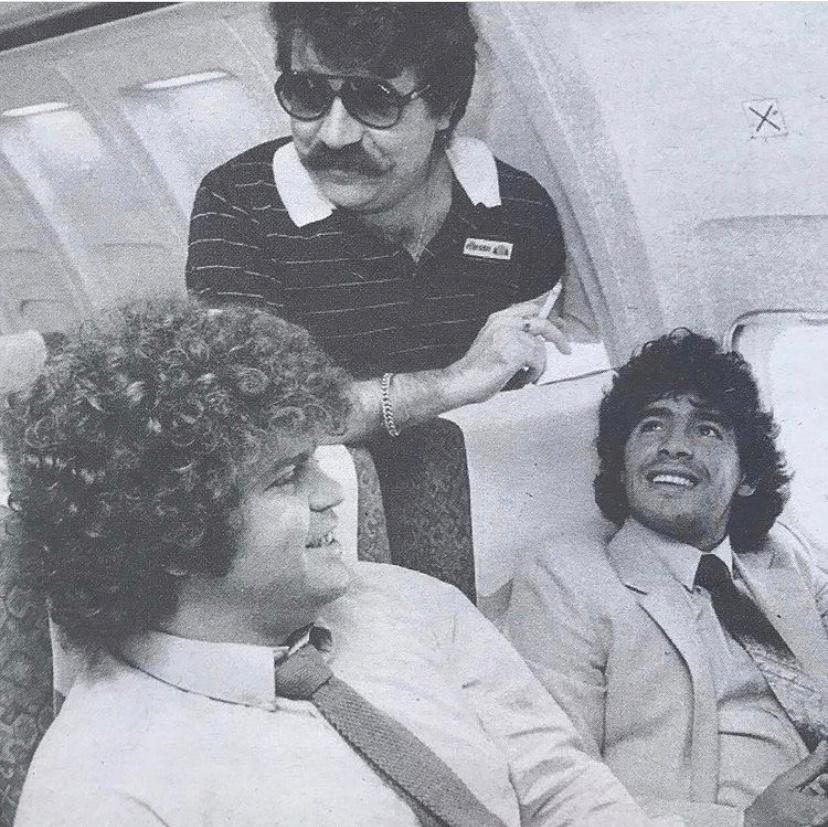 Minguella junto a Maradona en un avión.
