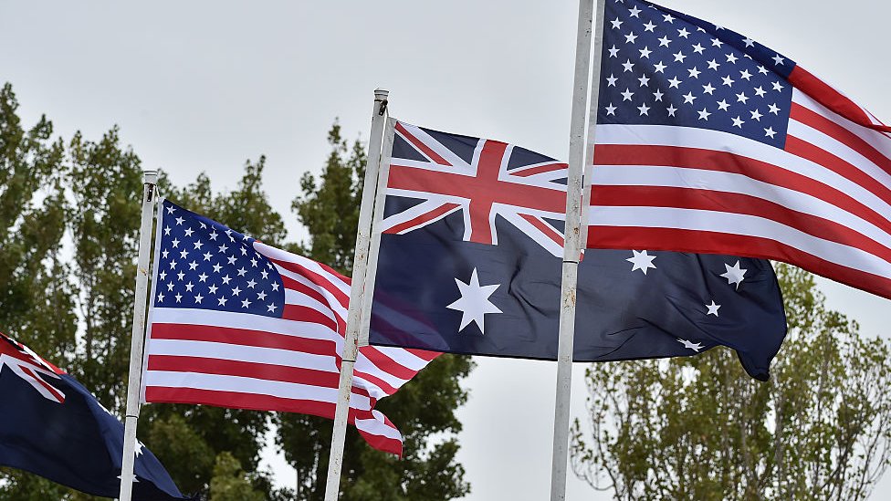 Флаги Австралии и США.